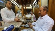 A customer exchanges US dollars to Egyptian pounds in a foreign exchange office in central Cairo, Egypt, November 3, 2016. (REUTERS / Mohamed Abd El Ghany) 