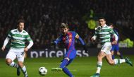 Barcelona's Argentinian striker Lionel Messi (C) shoots to score the opening goal during the UEFA Champions League group C football match between Celtic and Barcelona at Celtic Park in Glasgow on November 23, 2016. / AFP / Paul ELLIS
