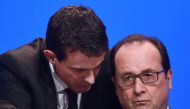 (FILES) This file photo taken on November 18, 2015 shows French Prime Minister Manuel Valls (L) speaking to French President Francois Hollande before he delivers a speech during a meeting of French mayors in Paris. AFP / POOL / STEPHANE DE SAKUTIN
