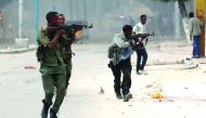 FILE PICTURE: Somali government soldiers run to take their positions during gunfire after a suicide bomb attack outside Nasahablood hotel in Mogadishu, June 25, 2016 (REUTERS / Feisal Omar) 