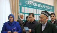 People wait to vote at a polling station during a presidential election in Tashkent, Uzbekistan, December 4, 2016. Reuters/Mukhammadsharif Mamatkulov 