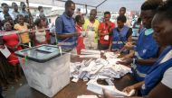Polling officials count the ballots at Jamestown square after the voting ended for the presidential and general elections in Accra, Ghana on December 7, 2016. (Jordi Perdigo - Anadolu Agency)