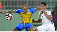 Al Gharafa's midfielder Vladimir Weiss (left) vies for the ball pocession against El Jaish's Murad Naji during their Qatar Stars League game at Lekhwiya Stadium yesterday.
