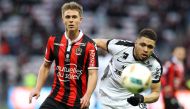 Metz's French defender Simon Falette (R) vies with Nice's French defender Arnaud Souquet during the French L1 football match Nice (OGCN) vs Metz (FCM) on January 15, 2017 at the Allianz Riviera stadium in Nice, southeastern France. / AFP / VALERY HACHE
