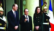 French President Francois Hollande (C) welcomes Britain's Prince William (L), The Duke of Cambridge, and his wife Kate, the Duchess of Cambridge at the Elysee Palace in Paris on March 17, 2017. AFP / Martin Bureau

