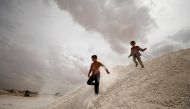 Internally displaced Syrian children who fled Raqqa city, play inside a camp in Ain Issa, Raqqa Governorate, Syria May 2, 2017. REUTERS/Rodi Said 