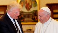 Pope Francis (R) exchanges gifts with US President Donald Trump during a private audience at the Vatican on May 24, 2017. AFP / POOL / Alessandra Tarantino