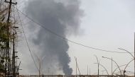 Smoke rises from buildings during clashes as government forces advance in Mosul's western al-Saha neighbourhood during their ongoing battle to retake the area from Islamic State (IS) group fighters on May 28, 2017. / AFP / KARIM SAHIB
