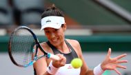 Spain's Garbine Muguruza returns the ball to Italy's Francesca Schiavone during their tennis match at the Roland Garros 2017 French Open on May 29, 2017 in Paris. / AFP / GABRIEL BOUYS
