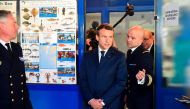 French President Emmanuel Macron (C) visits the regional operational search and rescue centre (CROSS) in Etel, on June 1, 2017. AFP / POOL / Damien MEYER
