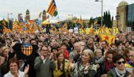 Former President of the Catalan Government Artur Mas and Catalan Parliament President Carme Forcadell applaud during a demo by Catalans in Barcelona on November 13, 2016 (AFP / LLUIS GENE) 