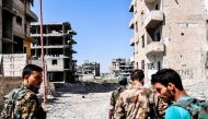 Members of the Syrian Democratic Forces (SDF) advance in a street during a battle against Islamic State (IS) group jihadists to retake the central hospital of Raqa on the western frontline of the city on September 28, 2017.  AFP / BULENT KILIC

