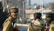 Indian policeman stands guard near the site of gunfight between suspected militants and Indian government forces in Srinagar on October 3, 2017. AFP / Tauseef MUSTAFA
