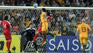 Australia's Tim Cahill heads a ball into Syria's goal post for a decisive goal in the second half of the extra time during their 2018 World Cup football qualifying match in Sydney on October 10, 2017. (AFP / SAEED KHAN)