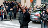 Dismissed Catalonia's leader Carles Puigdemont arrives to address media representatives at The Press Club in Brussels on October 31, 2017.  AFP / NICOLAS MAETERLINCK
