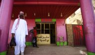 A Sudanese man leaves a bakery with a bag of bread in the capital Khartoum on January 5, 2018.  AFP / Ashraf Shazly