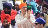Canadian Prime Minister Justin Trudeau (C) pays his respects at the Sikh Shrine Golden temple in Amritsar on February 21, 2018. Trudeau and his family are on a week-long official trip to India. / AFP / NARINDER NANU