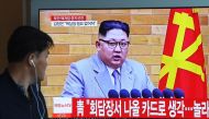 A man watches a television news showing a file footage of North Korean leader Kim Jong Un, at a railway station in Seoul on April 21, 2018.  AFP / Jung Yeon-je