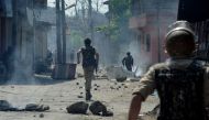 Indian security personnel and protesters clash following a gunbattle between security forces and suspected rebels in Srinagar on May 5, 2018. AFP / HABIB NAQASH
