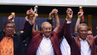 Former Malaysian prime minister and opposition candidate Mahathir Mohamad (C) celebrates with other leaders of his coalition during a press conference following the 14th general elections in Kuala Lumpur on early May 10, 2018. AFP / Manan Vatsyayana 
