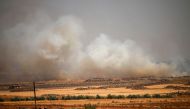 A picture taken on June 21, 2018 shows smoke plumes rising from Syrian regime bombardment on the town of Al-Mulayhah al-Sharqiyah in the eastern Daraa province countryside. AFP / Mohamad ABAZEED