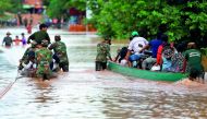Cambodian soldiers evacuate residents by boat from the floodings in Stung Treng province on July 26, 2018. AFP / -
