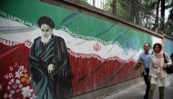 People past a mural painted on the wall of the former US Embassy in Tehran on May 9, 2018 (Fatemeh Bahrami / Anadolu Agency) 