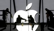 FILE PHOTO: Workers prepare for the opening of an Apple store in Hangzhou, Zhejiang province, China January 23, 2015. REUTERS/Chance Chan/File Photo