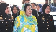 Rosmah Mansor wife of former Malaysian prime minister Najib Razak (C), is escorted by police personnel during her arrival at court in Kuala Lumpur on November 15, 2018. / AFP / MOHD RASFAN 