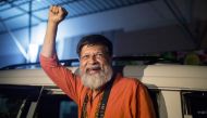 Bangladeshi photographer and activist Shahidul Alam reacts as he is released from Dhaka Central Jail, Keraniganj, near Dhaka, on November 20, 2018, after he was granted bail by the high court a few days prior.  AFP / Suman Paul