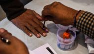 A polling officer marks a voters' finger with ink as he casts his vote at a local polling station during Rajasthan's Legislative Assembly election, in Jodhpur on December 7, 2018. / AFP / CHANDAN KHANNA 