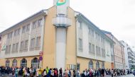People showing their sympathy to muslims stand outside the mosque at the Islamic Cultural Centre in Oslo on August 11, 2019, one day after a gunman armed with multiple weapons had opened fire in a mosque. (AFP / NTB Scanpix / Fredrik Hagen)