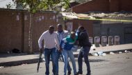 South African police officers detain a looter in the Johannesburg township of Alexandra on September 3, 2019 after South Africa's financial capital was hit by a new wave of anti-foreigner violence.  AFP / GUILLEM SARTORIO
