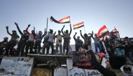 Iraqi protesters gather over al-Ahrar bridge during ongoing anti-government demonstrations in Baghdad on November 19, 2019.  AFP / AHMAD AL-RUBAYE