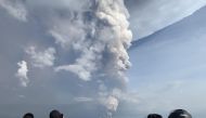  People take photos of a phreatic explosion from the Taal volcano as seen from the town of Tagaytay in Cavite province, southwest of Manila, on January 12, 2020. / AFP / Bullit MARQUEZ