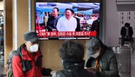 People watch a television news broadcast showing file footage of North Korean leader Kim Jong Un, at a railway station in Seoul on April 21, 2020. / AFP / Jung Yeon-je