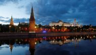 :An ambulance moves past Kremlin as the spread of the coronavirus disease (COVID-19) continues in Moscow, Russia May 16, 2020. REUTERS/Maxim Shemetov
