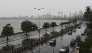 Commuters drive along Marine Drive as rain falls in Mumbai on June 3, 2020 as cyclone Nisarga barrels towards India's western coast. / AFP / Punit PARANJPE
