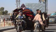 Afghan internally displaced people with their belongings flee from Nadali district to Lashkar Gah during the ongoing clashes between Taliban fighters and Afghan security forces, in Helmand province on October 12, 2020. / AFP / 