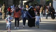 Iraqi families walk in Baghdad's Zawraa Park on October 9, 2020, after the government lifted restrictions imposed by the coronavirus pandemic. / AFP / AHMAD AL-RUBAYE