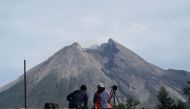 Photographers keep an eye on Mount Merapi in Yogyakarta on November 6, 2020 as Indonesia Geological agency raised the status of alert for Merapi to the second highest ahead of upcoming major eruption. / AFP / Agung Supriyanto
