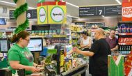 People queue at a supermarket after the South Australian state government announced a six-day lockdown because of the Covid-19 corona virus out break in Adelaide on November 18, 2020. / AFP / Brenton EDWARDS
