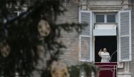 Pope Francis addresses the crowd from the window of the apostolic palace overlooking St. Peter's square during his Angelus prayer on December 6, 2020 at the Vatican. / AFP / Alberto PIZZOLI
