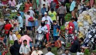 People shop at a crowded vegetable market amidst the spread of the coronavirus disease (COVID-19) in Mumbai, India, May 11, 2021. REUTERS/Niharika Kulkarni
