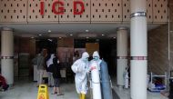 Medical workers in Personal Protective Equipment (PPE) push oxygen cylinders outside the emergency ward of a government-run hospital amid the surge of coronavirus disease (COVID-19) in Bekasi, on the outskirts of Jakarta, Indonesia, July 15, 2021. (REUTER