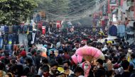 People shop at a crowded market ahead of Christmas, during the ongoing coronavirus disease (COVID-19) pandemic, in New Delhi, December 23, 2021. REUTERS/Anushree Fadnavis
