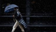 A woman walks in the snow in the Manhattan borough of New York City, New York, U.S., January 20, 2022. REUTERS/Brendan McDermid



