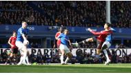 Manchester United's Cristiano Ronaldo shoots at goal (REUTERS/Phil Noble)