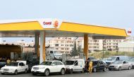 Cars stand in line at a gasoline station as they wait to fuel up in Jiyeh, Lebanon May 10, 2021. Reuters/Aziz Taher/File Photo
 