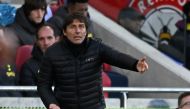 Tottenham Hotspur's coach Antonio Conte gestures on the touchline during the English Premier League match between Brentford and Tottenham Hotspur at Gtech Community Stadium in London on December 26, 2022. (Photo by Ben Stansall / AFP)